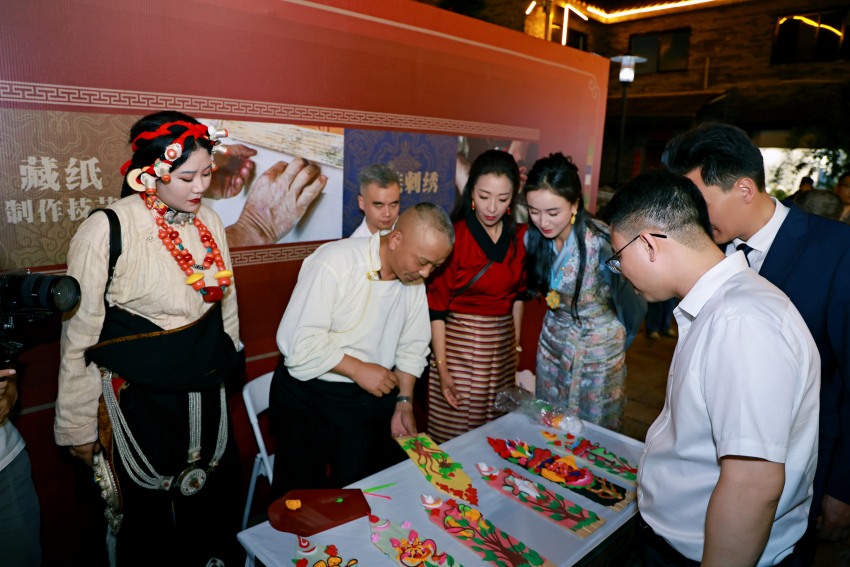 现场展出道孚县的非遗作品。道孚县委宣传部供图