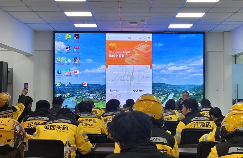 “旌城小哥码”小程序操作培训。旌阳区总工会供图