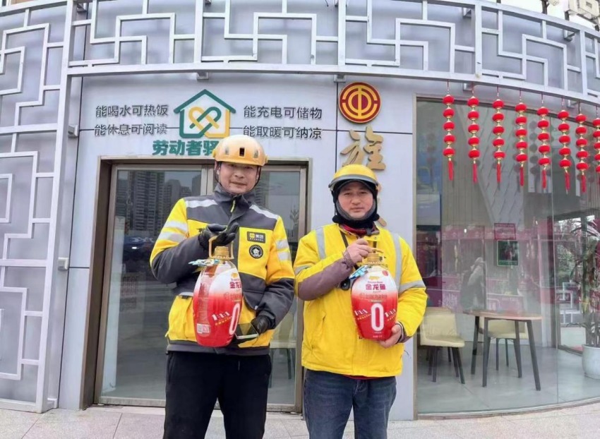 在工会阵地慰问网约配送员。旌阳区总工会供图
