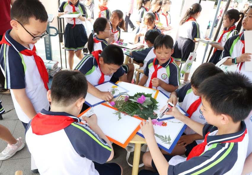 學生積極參與。孫小紅攝