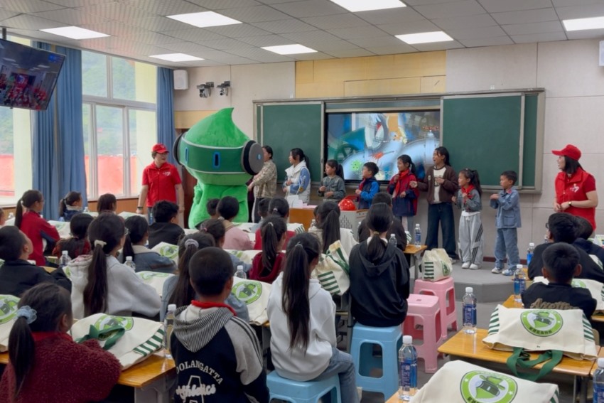油气销售中心志愿者们与油迪开展跳舞互动。何沁霖摄