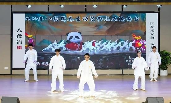 中医馆师傅表演八段锦。成都市同辉国际学校供图