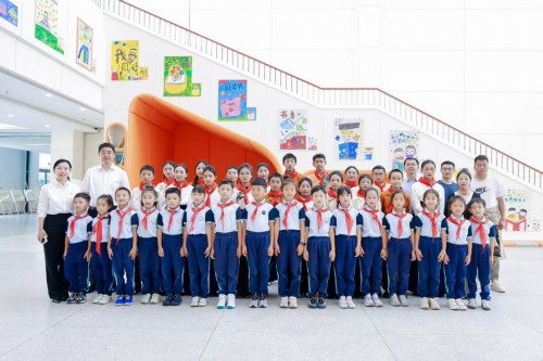 稻城青少年与玉鸟小学小朋友合影留念。团稻城县委供图
