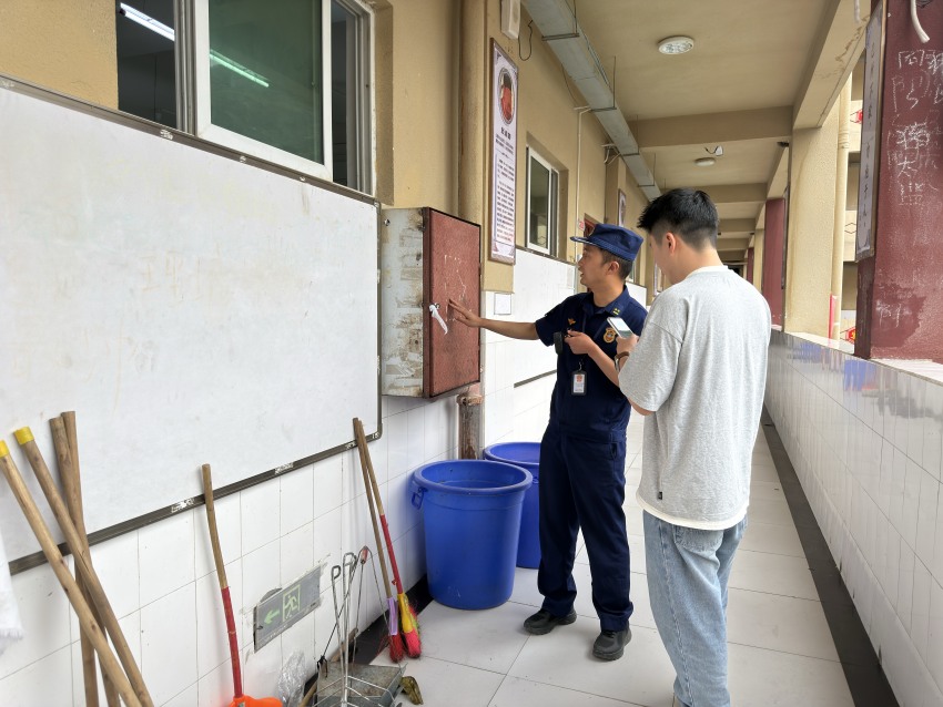 消防监督员在教学楼排查消防安全隐患。甘孜消防供图