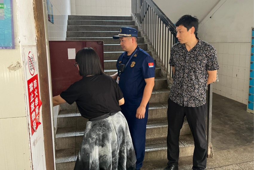 消防监督员指导学校排查消防安全隐患。广元消防供图