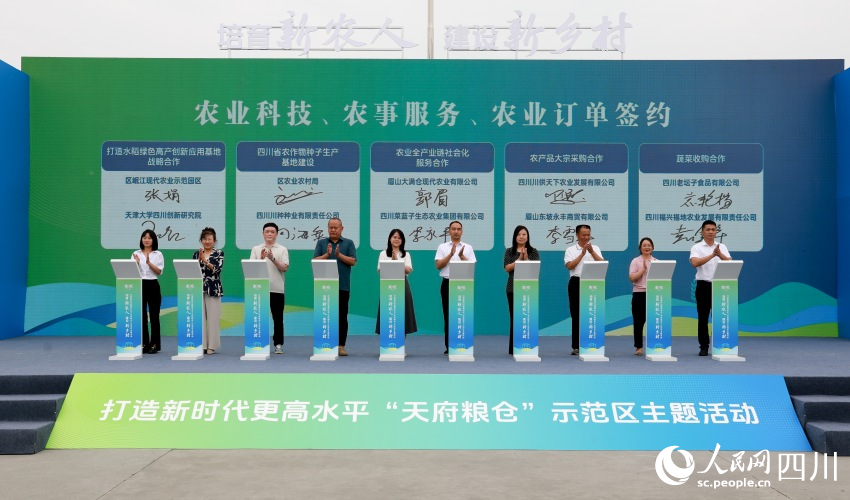 农业科技、农事服务、农业订单签约。范灵翼摄