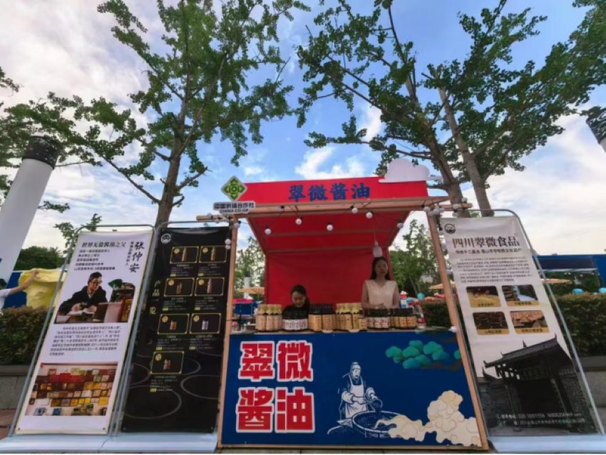 在重庆分会场巴蜀酿造技艺展上，青神翠微传统手工酱油酿造技艺登场。唐沁潇摄
