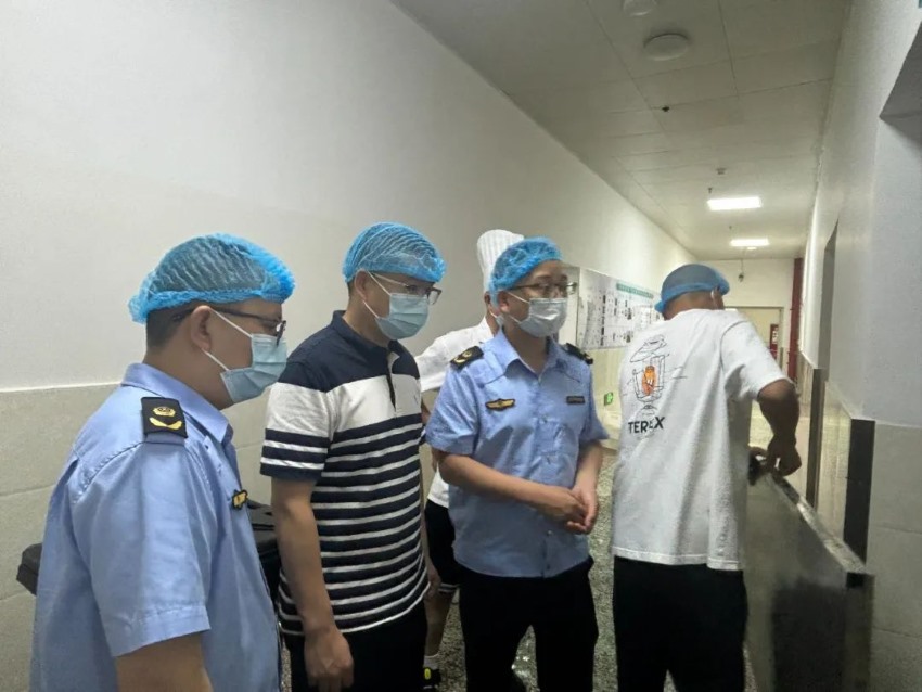 青神县市场监管局执法人员正对高考供餐菜单进行细致审核。李若菡摄