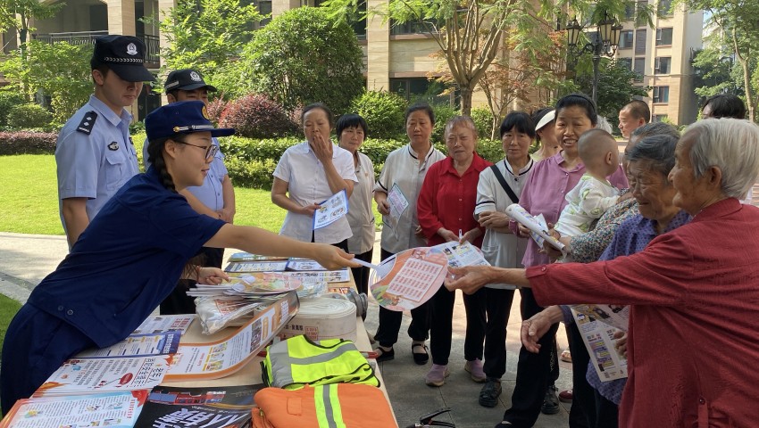 向居民发放消防文创产品。陈文旭摄
