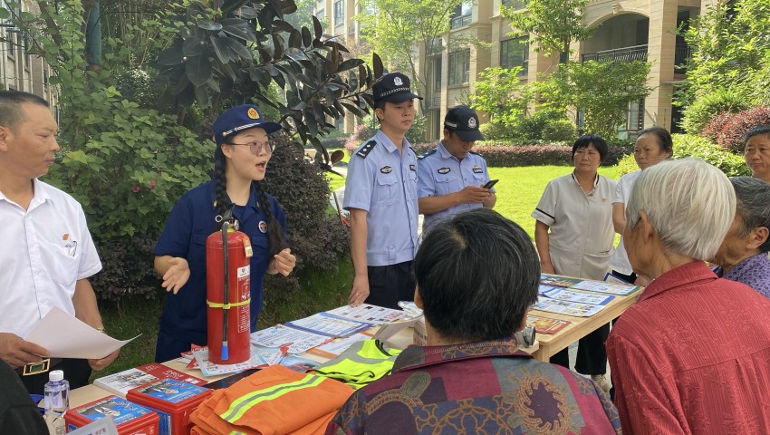 向居民講解滅火器的使用方法。陳文旭攝