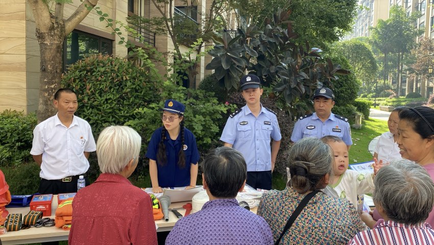 向居民講解消防安全知識。陳文旭攝