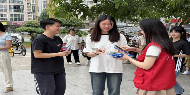 黨員突擊隊成員向考生發放“愛心助考包”。四川人保財險供圖
