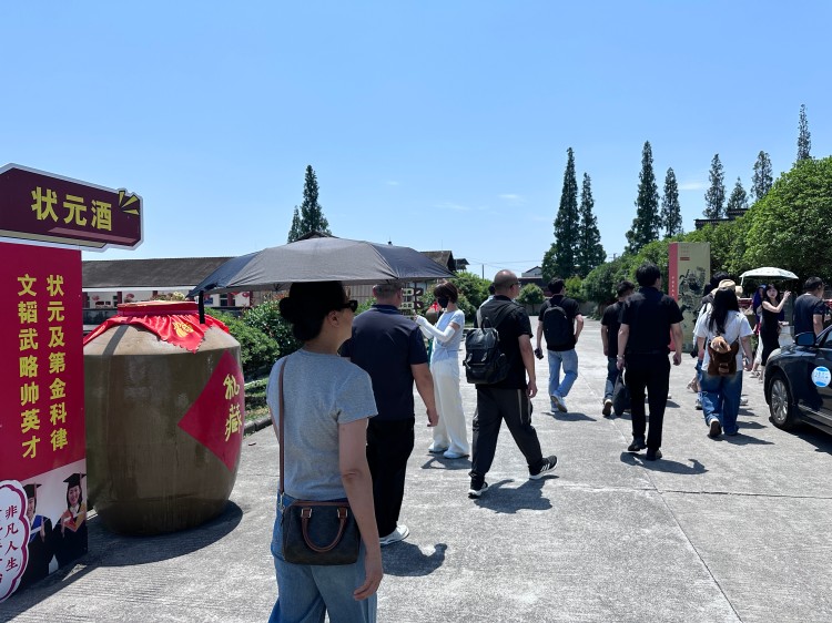 媒体记者在绵竹东圣酒业实地采访。绵竹市委宣传部供图