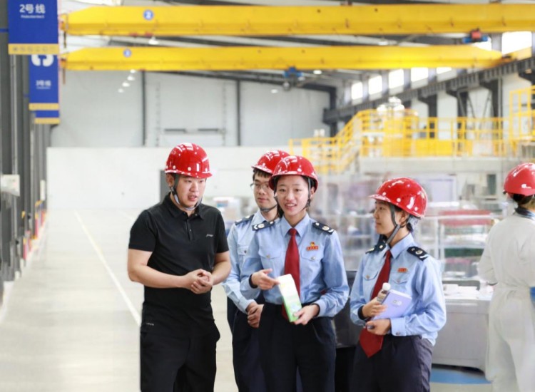 税务干部到企业了解发展中的所需、所急。盐边县税务局供图