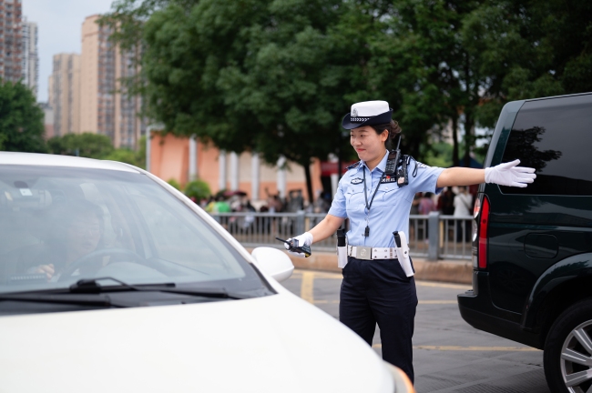 李晋在考场外指挥交通。资阳公安供图