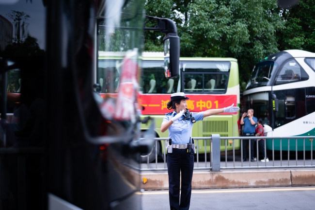 李晋在考场外指挥交通。资阳公安供图