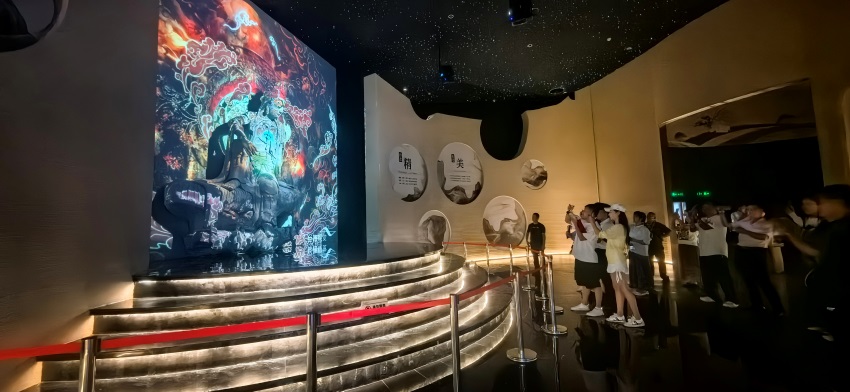 来访嘉宾共同参观安岳石窟数字展示中心。易奎西摄