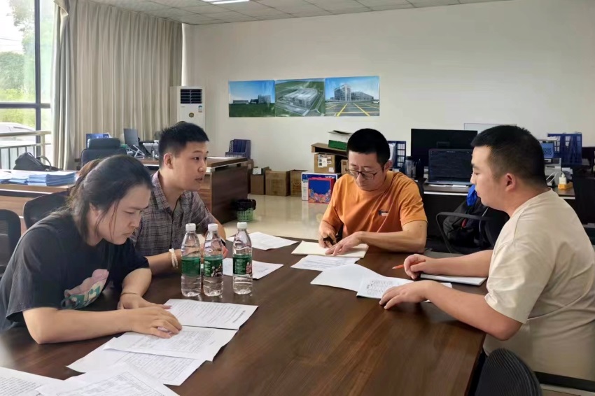 简州新城企业服务专员帮助四川知遇完成资质申报。何婧雯摄