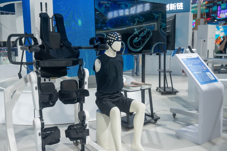 布法罗展台展出的脑机联通设备和下肢步行外骨骼。杨燕礼摄