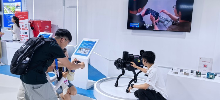 鼎桥通信四足机器人在西博会进行展出。杨燕礼摄
