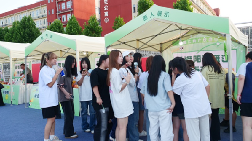 学生参与互动。李雅摄