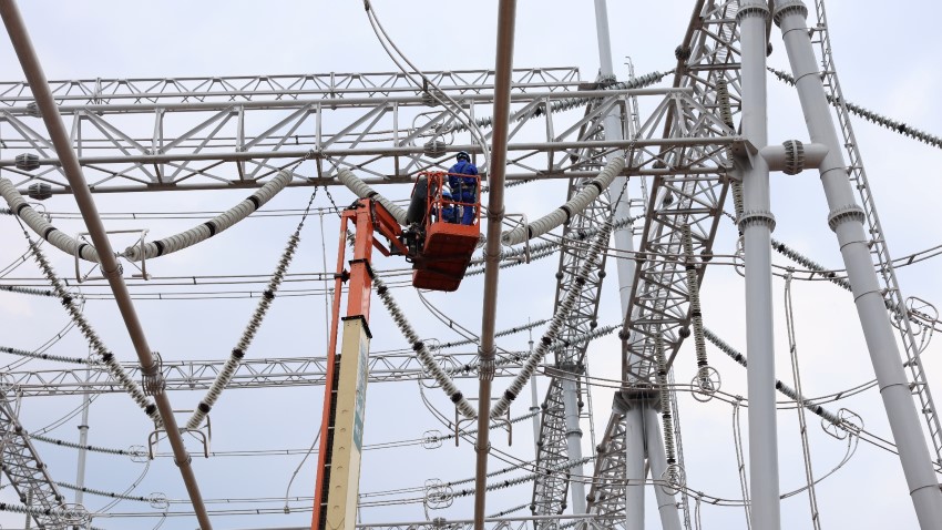 建設中的眉山西500千伏變電站。牟雯雯攝