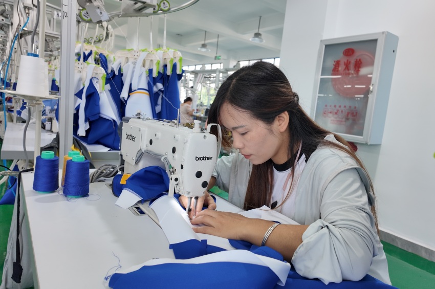 正在制作服装的工人。德昌县委宣传部供图