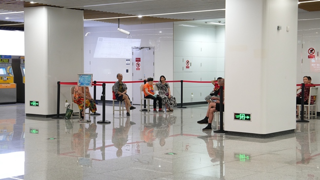 市民在地鐵站內納涼。成都軌道集團供圖