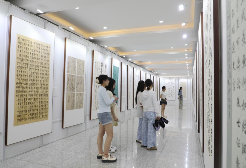美術書法攝影精品展現場。達州職業技術學院供圖