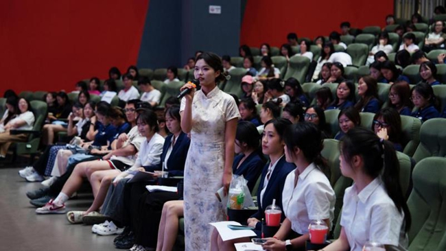 学生提问。成都银杏酒店管理学院供图