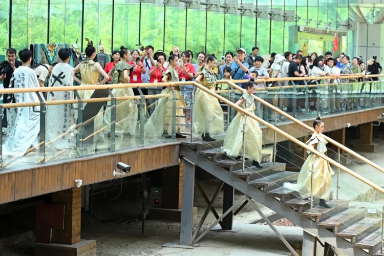 “金沙紋韻·衣脈相承”主題活動現場。成都市文廣旅局供圖