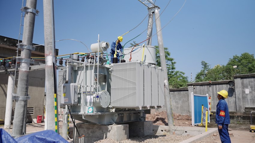35千伏伍隍變電站新變壓器調試現場。資陽市委宣傳部供圖