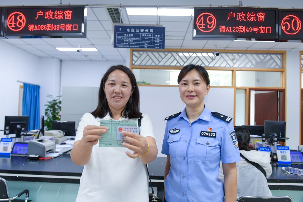 民警为李女士开具直系亲属关系证明。攀枝花公安供图