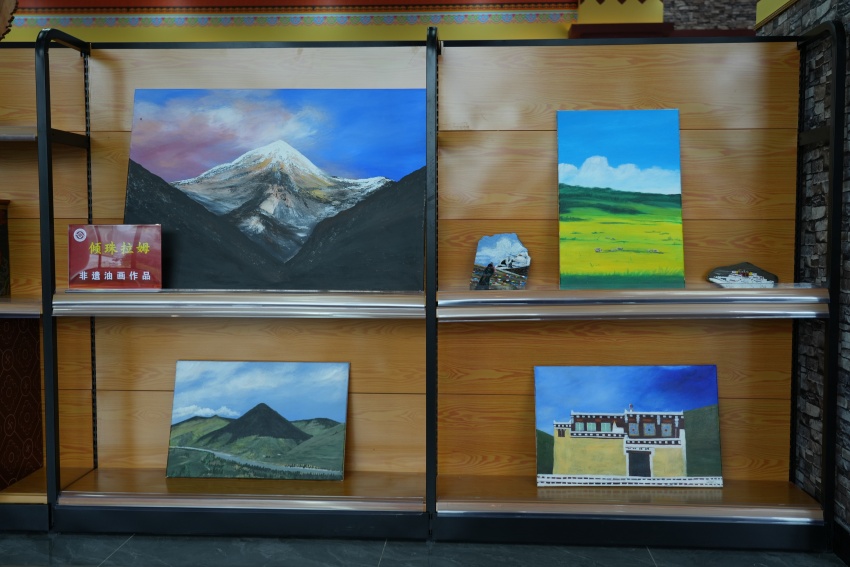 非遗工作坊展示的油画。道孚县委宣传部供图