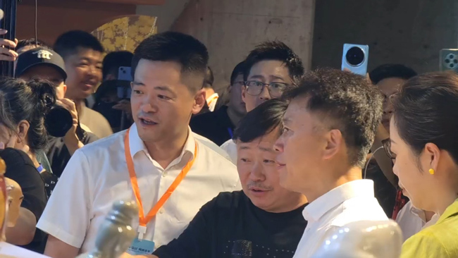 两地书记交流探讨陶产业发展。徐振宇供图