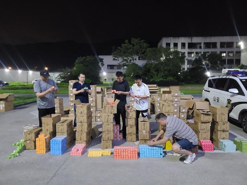 专案组人员清点查获的非法电子烟产品。成都市烟草专卖局供图