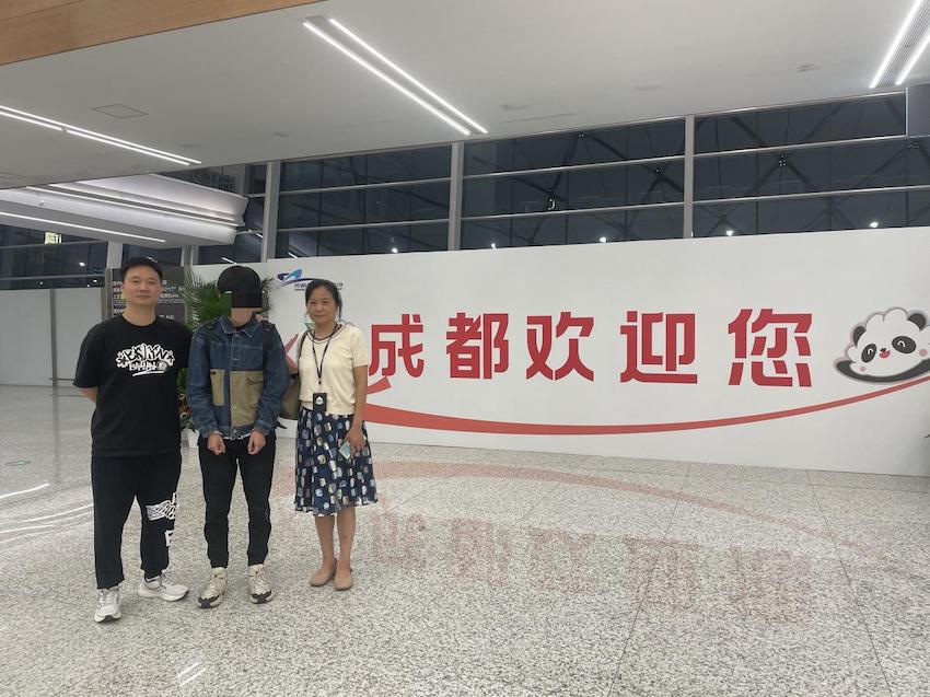 专案组人员将回国自首的嫌疑人抓捕归案。成都市烟草专卖局供图