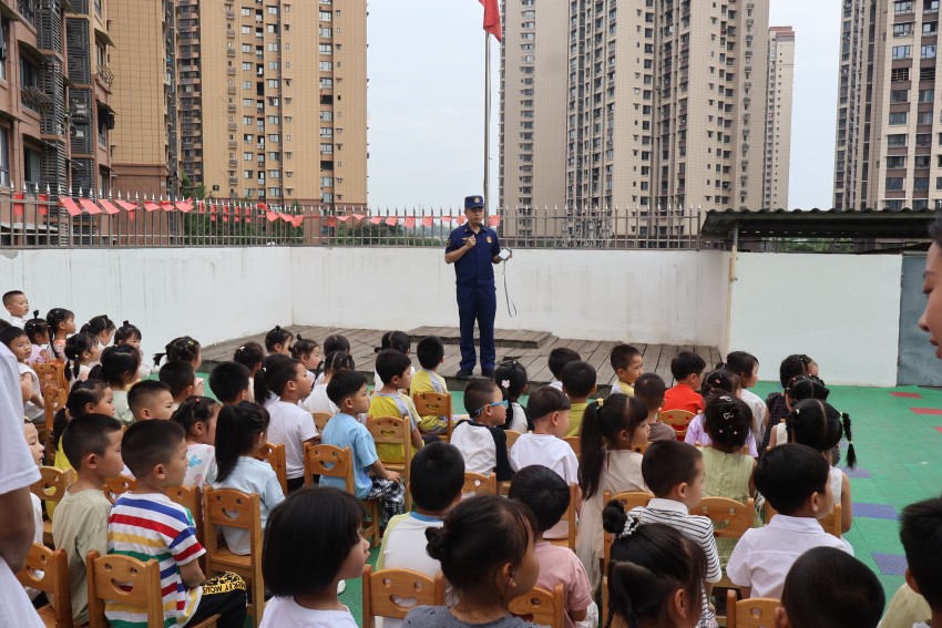 消防员深入幼儿园进行宣传教育培训。自贡消防供图