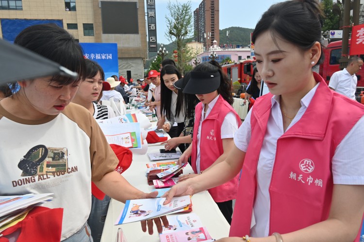 发放宣传资料。冉金鹭供图
