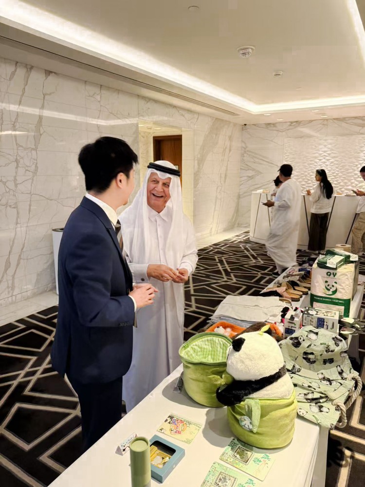 迪拜采购商了解“青羊造”产品。青羊区商务局供图供图