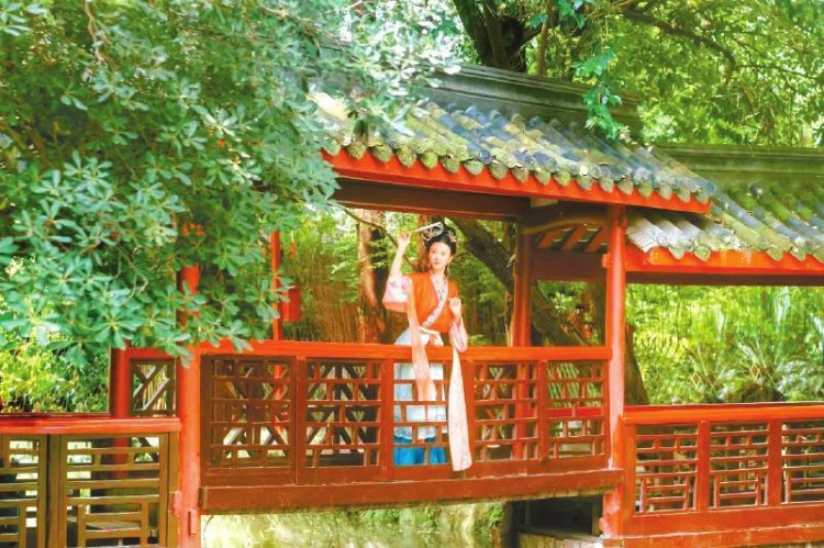 作为87版《红楼梦》取景地的罨画池，吸引了许多人前来打卡。崇州市委宣传部供图
