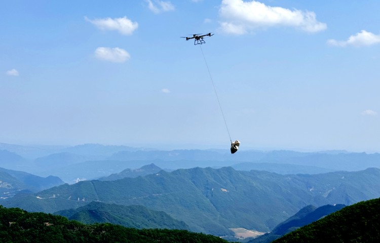 无人机转运轻质建材。李小兰供图