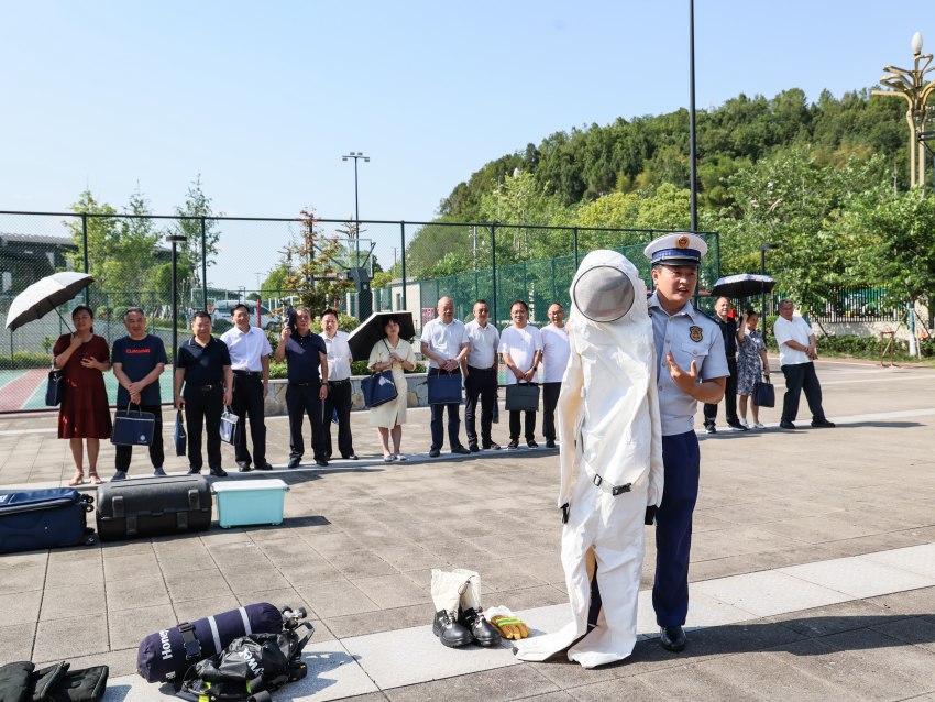 消防員走進機關單位開展消防裝備講解。巴中消防供圖