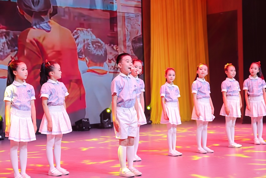 成都市鹽道街小學528校區的老師攜手椿風合唱團現場演繹《時光》，唱響“童心向廉”主旋律。錦江教育供圖