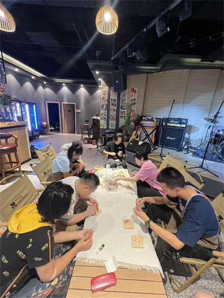 乐队成员正在做手工。张静供图