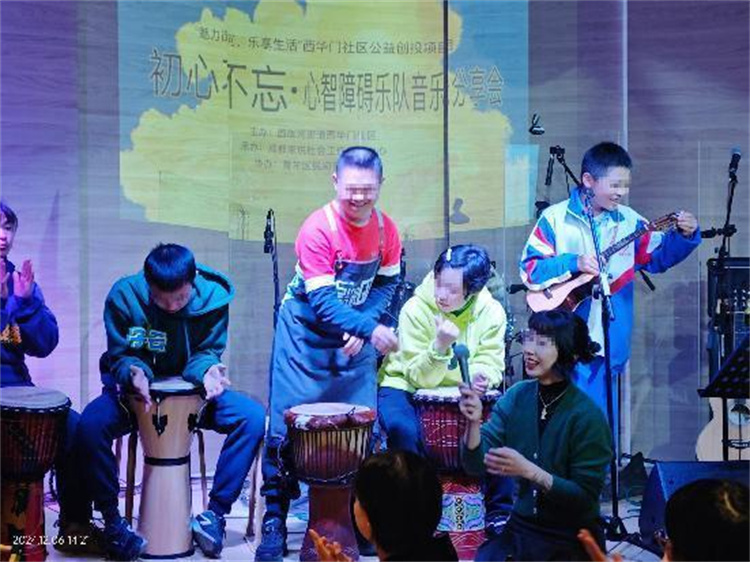 乐队现场表演。张静供图