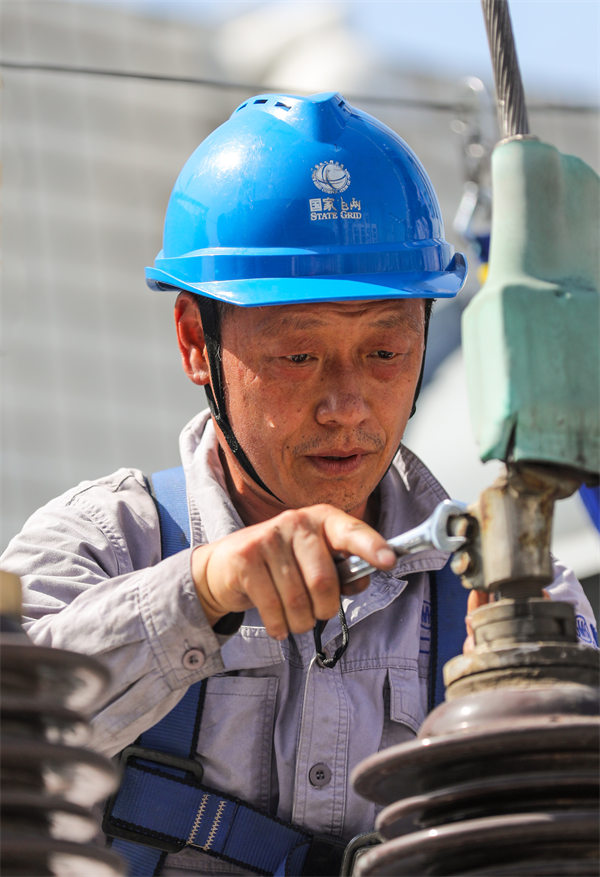 工作人員在高溫下作業。張建供圖