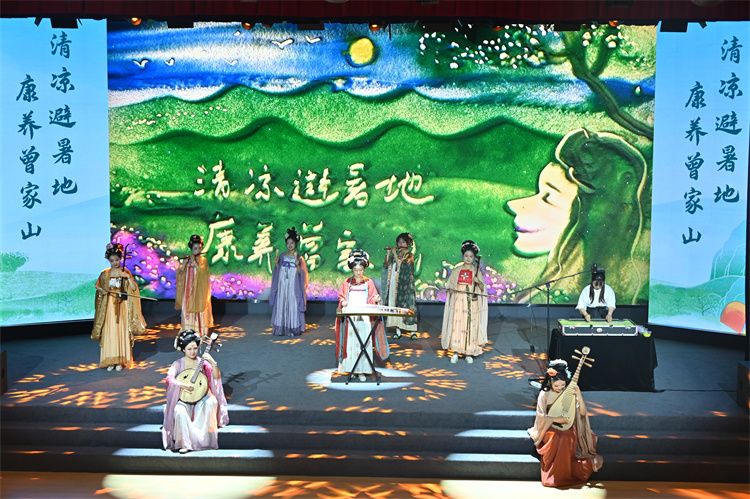 民乐+沙画表演。朝天区融媒体中心供图