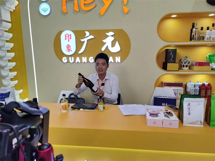 尹志宇正在直播。青川縣融媒體中心供圖