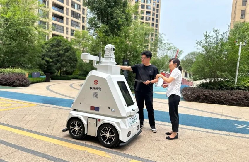 无人安防巡逻机器人。简阳市委宣传部供图